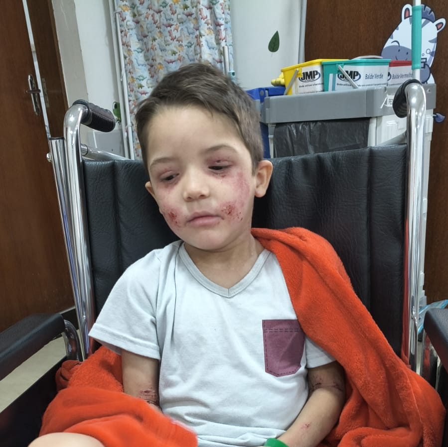 Luís em cadeira de rodas no hospital